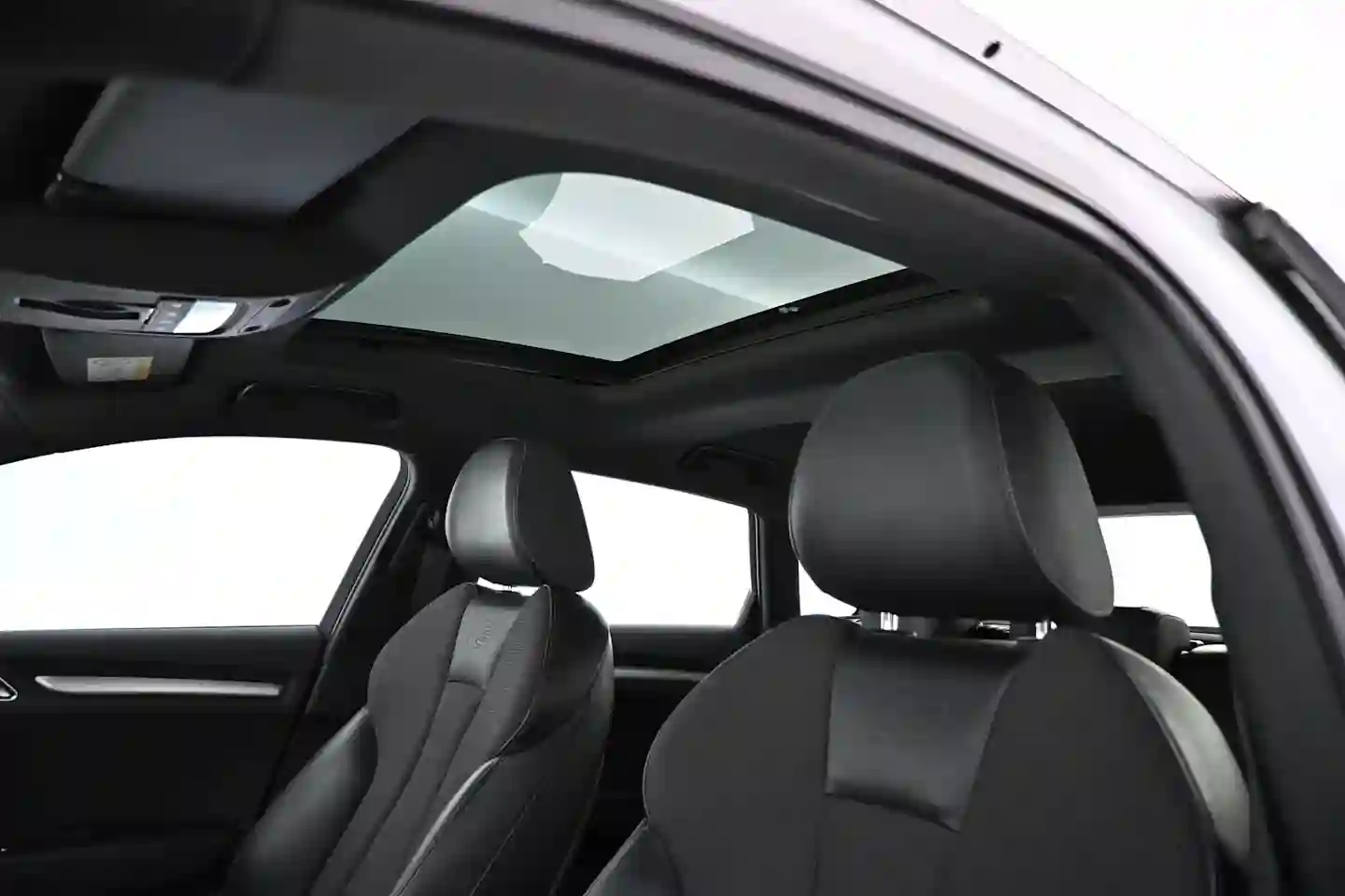 Car Image - Dhq3VjHE156xrsckq7XfK