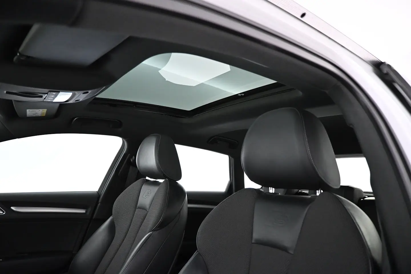 Car Image - Dhq3VjHE156xrsckq7XfK