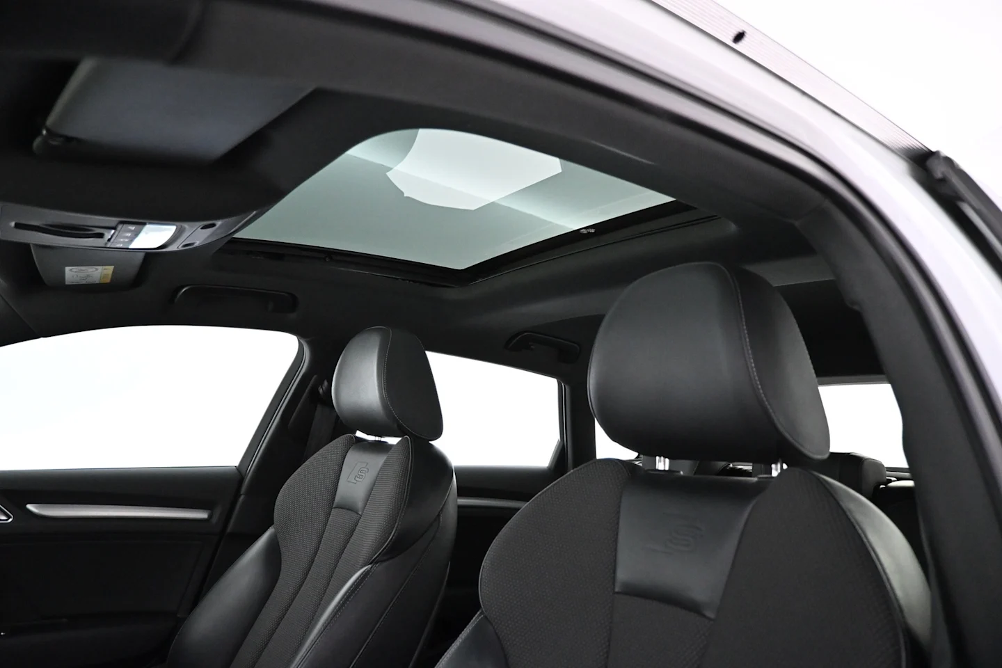 Car Image - Dhq3VjHE156xrsckq7XfK