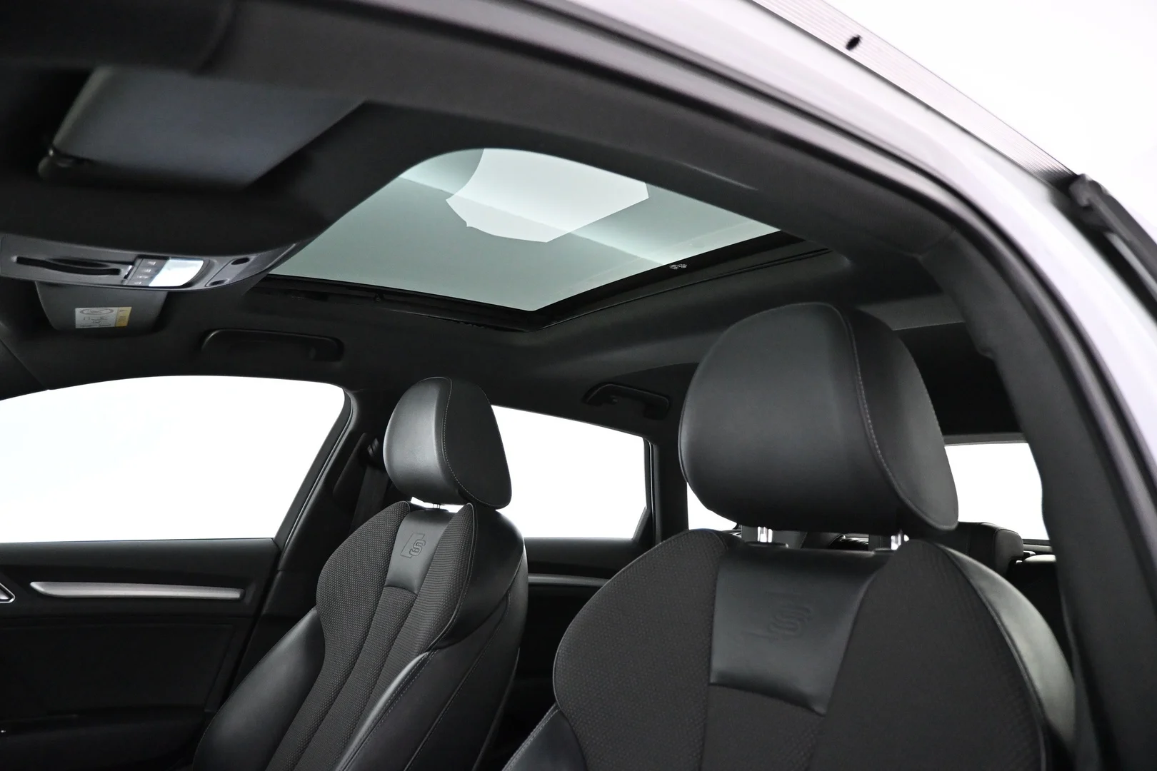 Car Image - Dhq3VjHE156xrsckq7XfK