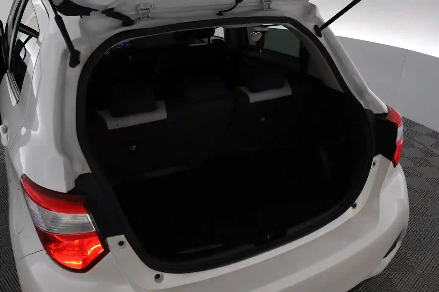 Car Image - kVxtlrVCa7sV8DR9rTwZ4