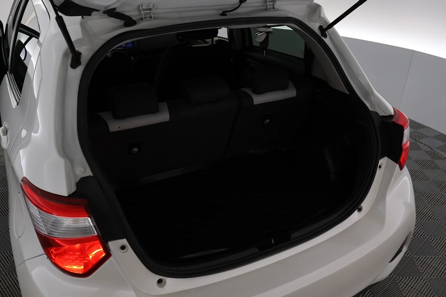 Car Image - kVxtlrVCa7sV8DR9rTwZ4