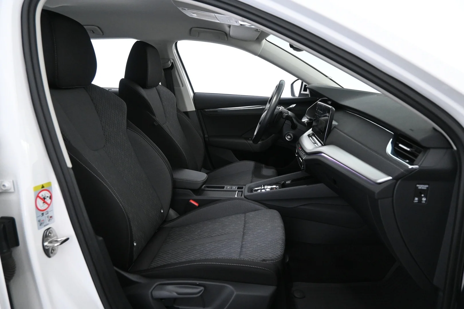 Car Image - 7uhLO6zCgqK79udeaDwj9N