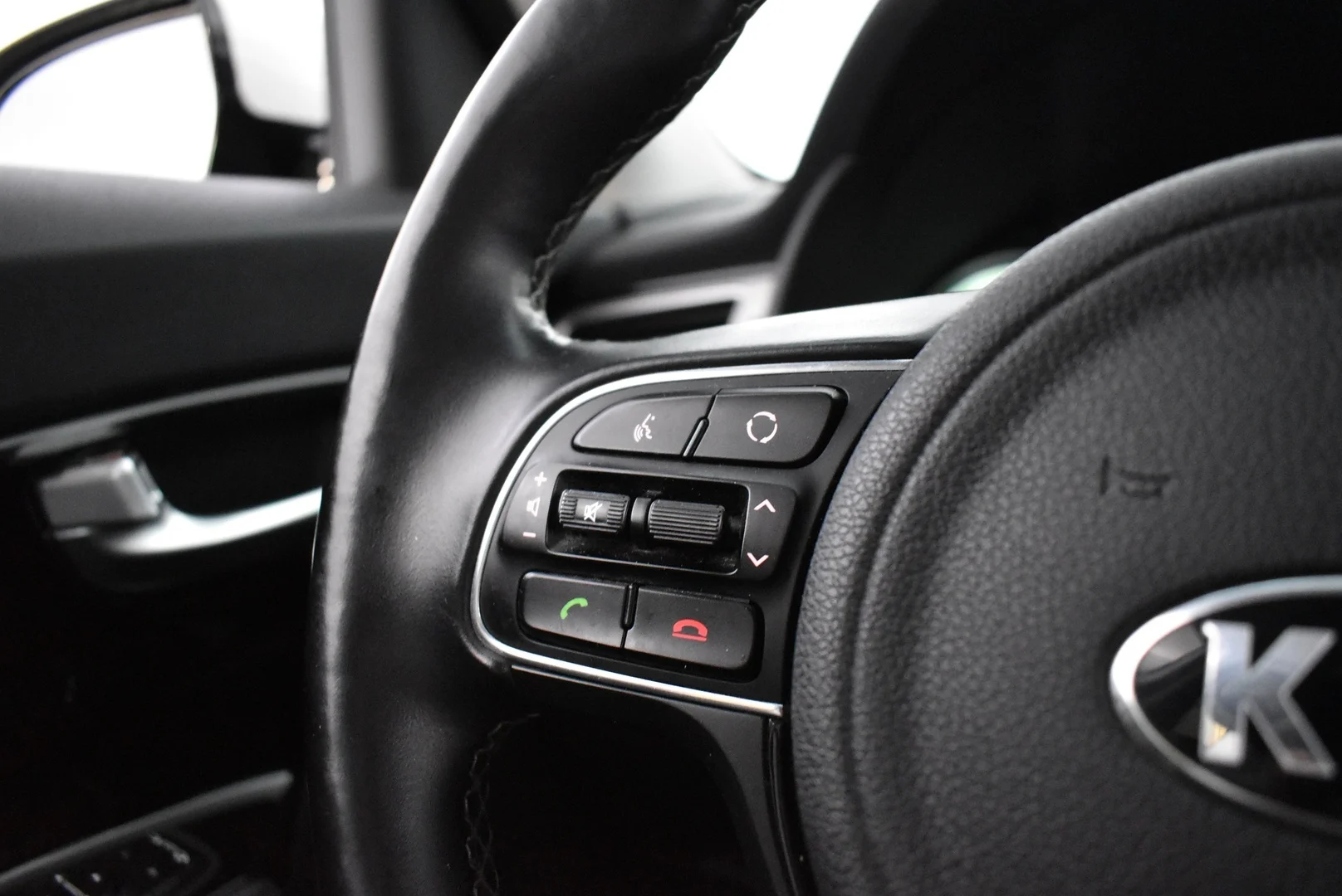 Car Image - 1Eif5s4d5EluTQso3DYCQH