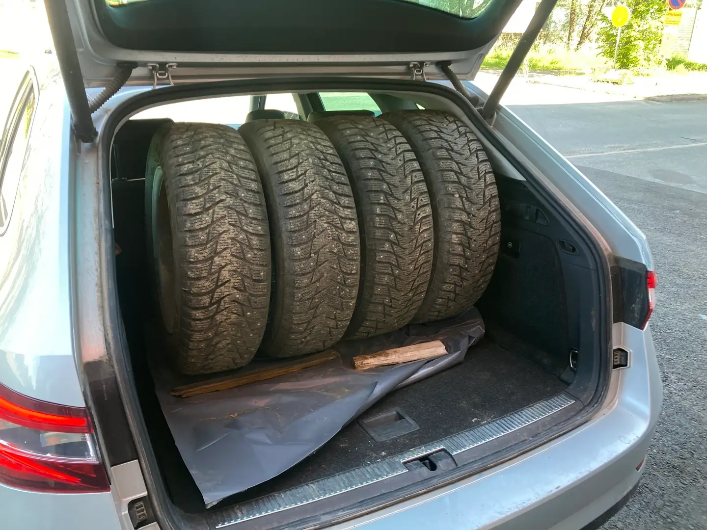 Car Image - 10NYLuMF3T2dVnSkDqeNfB