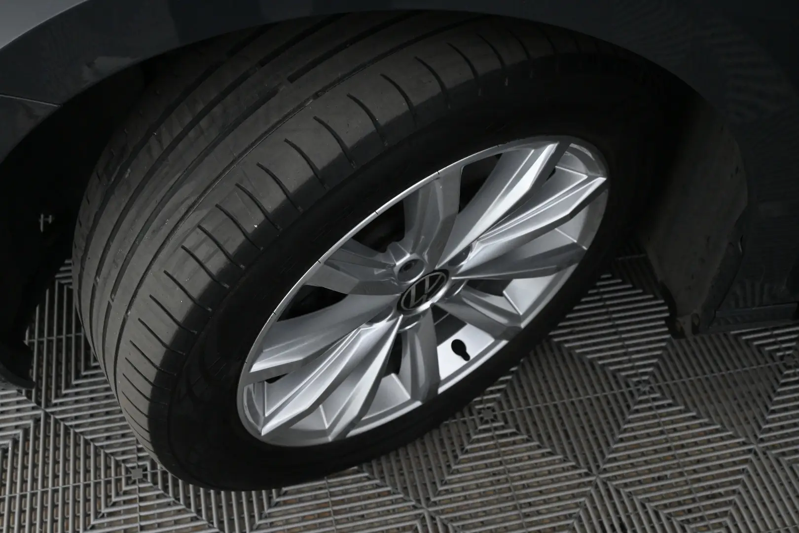 Car Image - 1rTEuP0PA41CDgRsFMF6r6