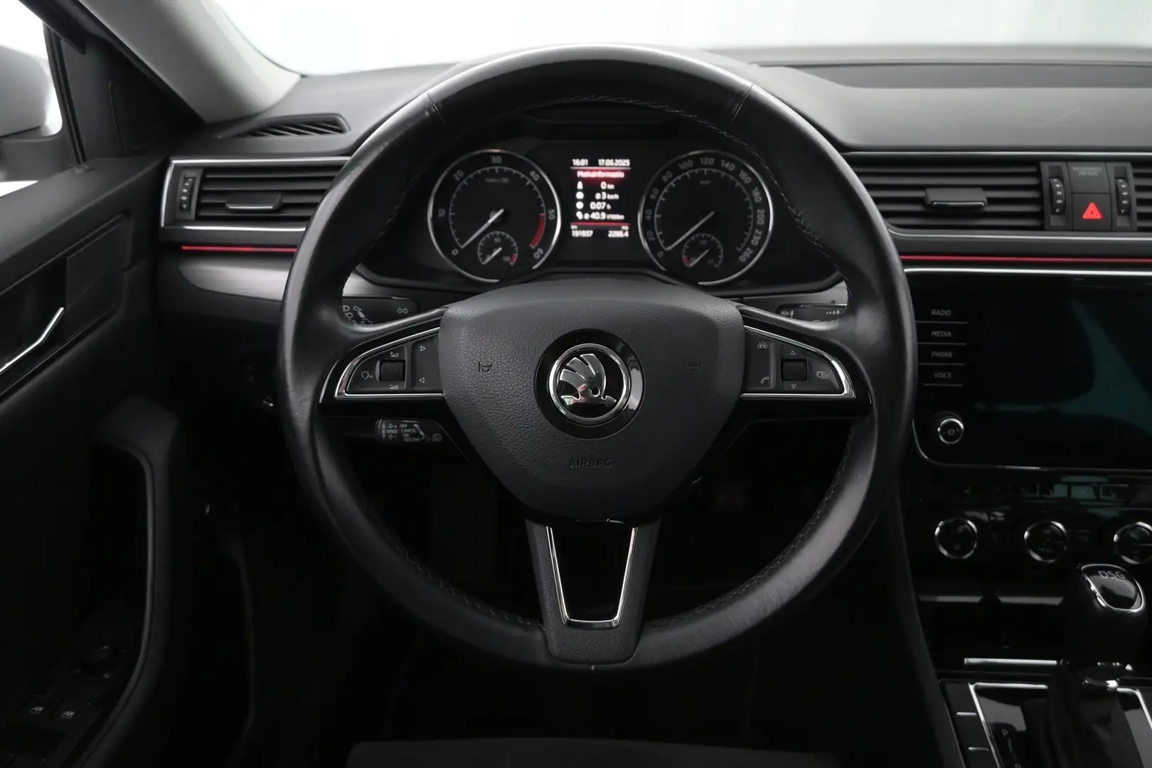 Car Image - 10NYLuMF3T2dVnSkDqeNfB