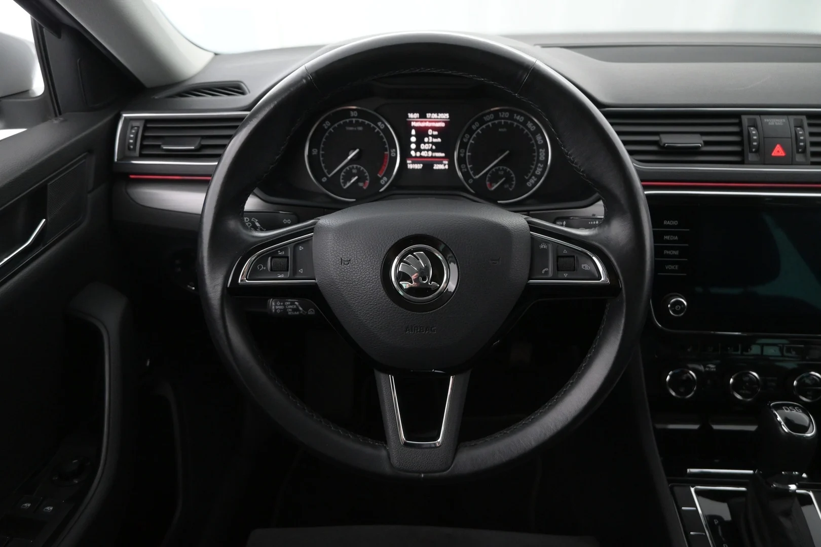 Car Image - 10NYLuMF3T2dVnSkDqeNfB