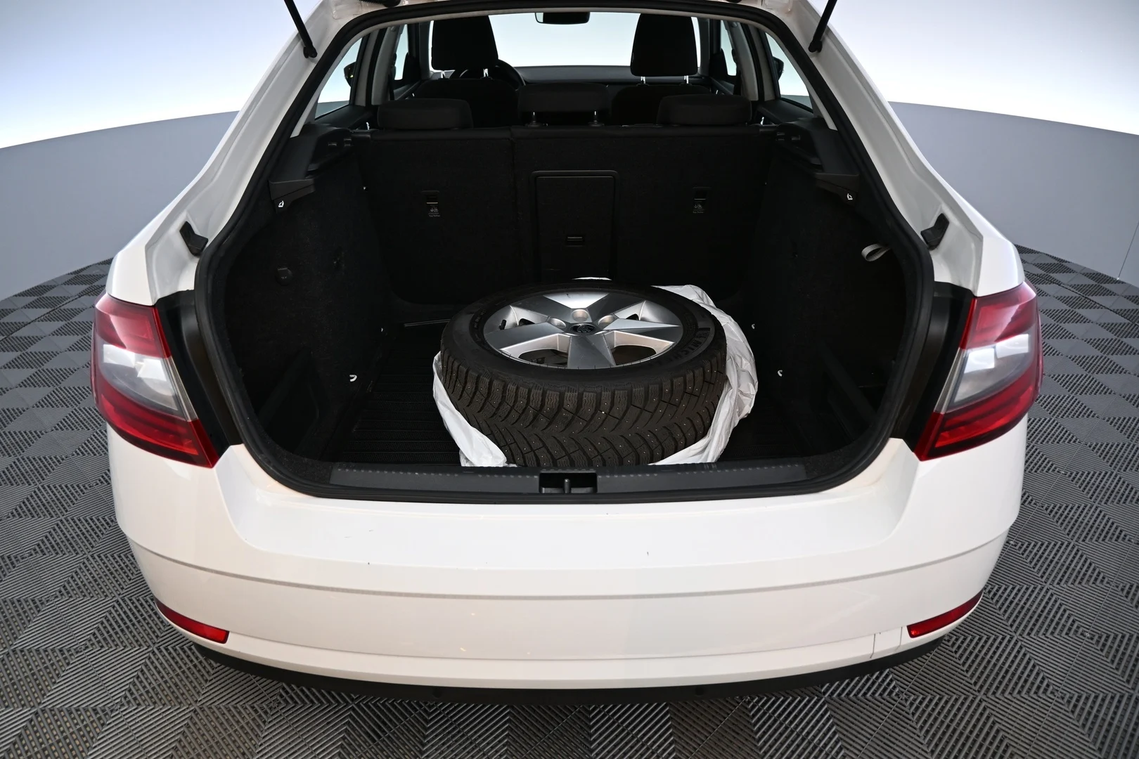 Car Image - 50XDz0X1WkifjD0N6DGGj4