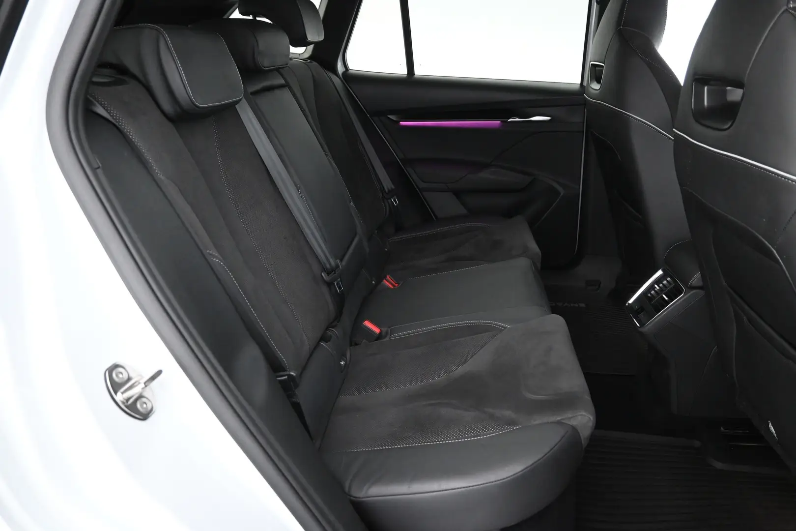 Car Image - 77dD966t9XDbqhCsuBOyLz