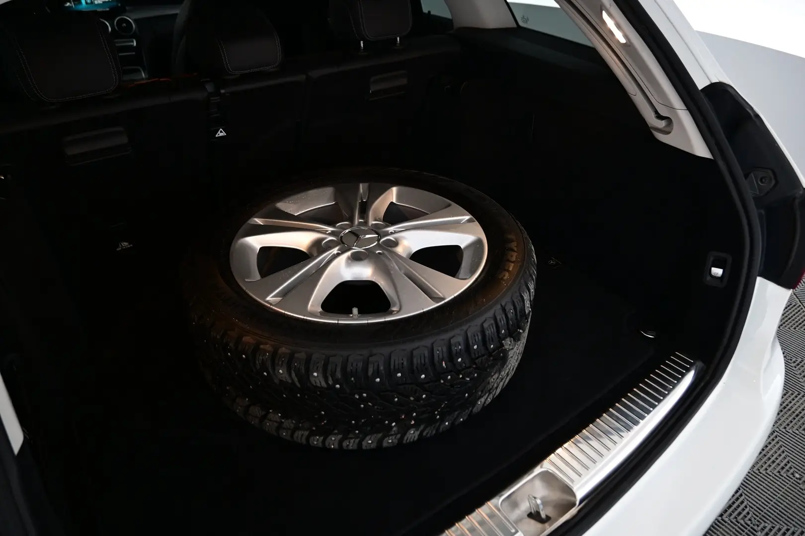 Car Image - 2iBr0wtzMKswZIF3AvXpNe