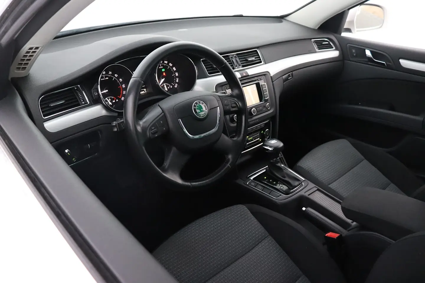 Car Image - 3th09IPSoHXlxBuwXi34r9