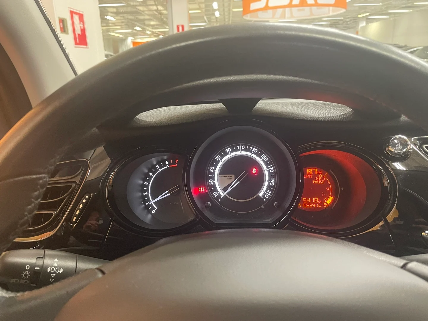 Car Image - IXz7VxLewOmGeb48NqWwA