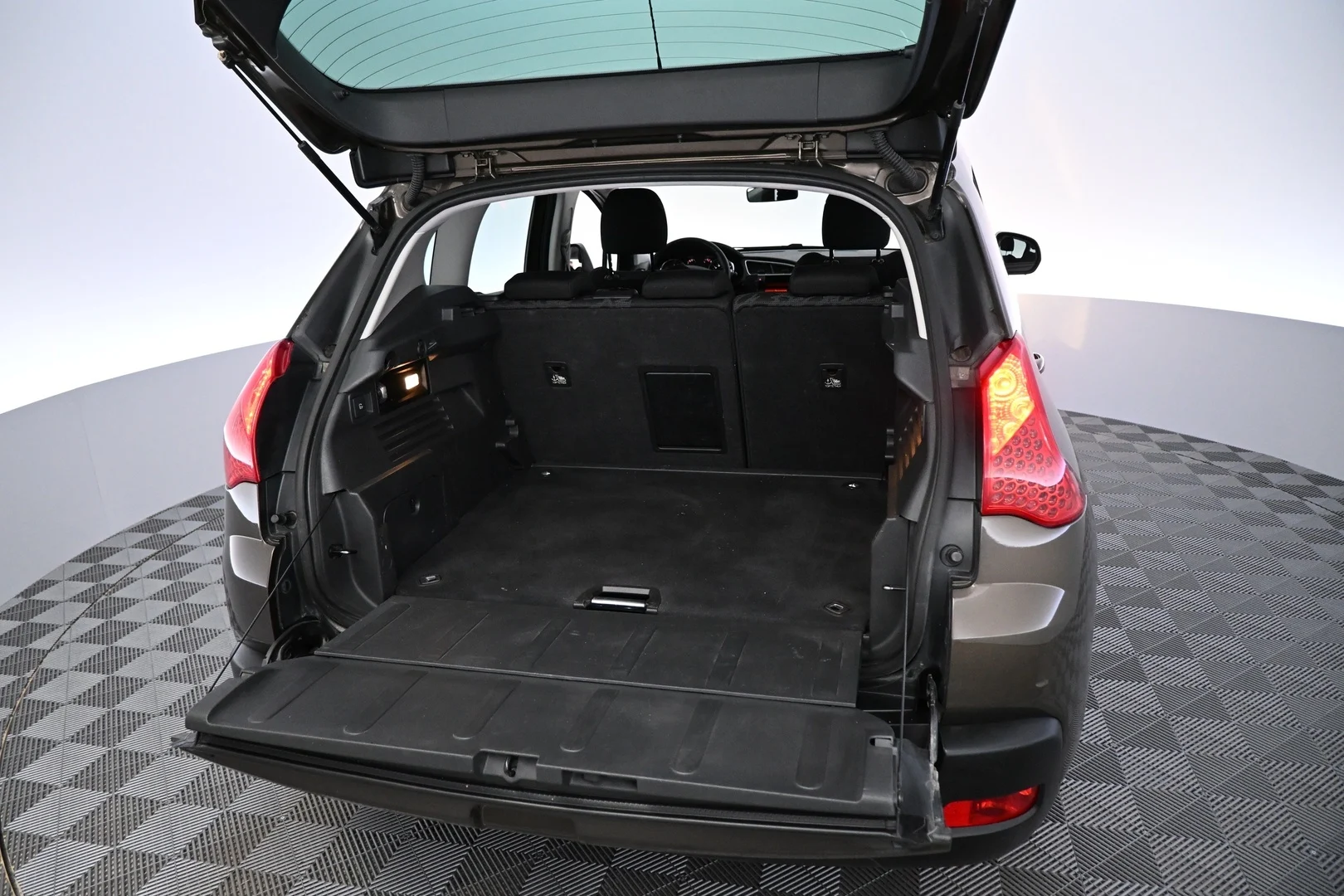 Car Image - 49luV5MdmvvogJkmLwV3ST