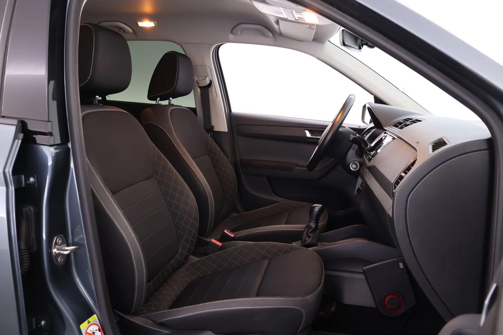 Car Image - 3AbKfPwDA0MqiV5Ytpv6bI
