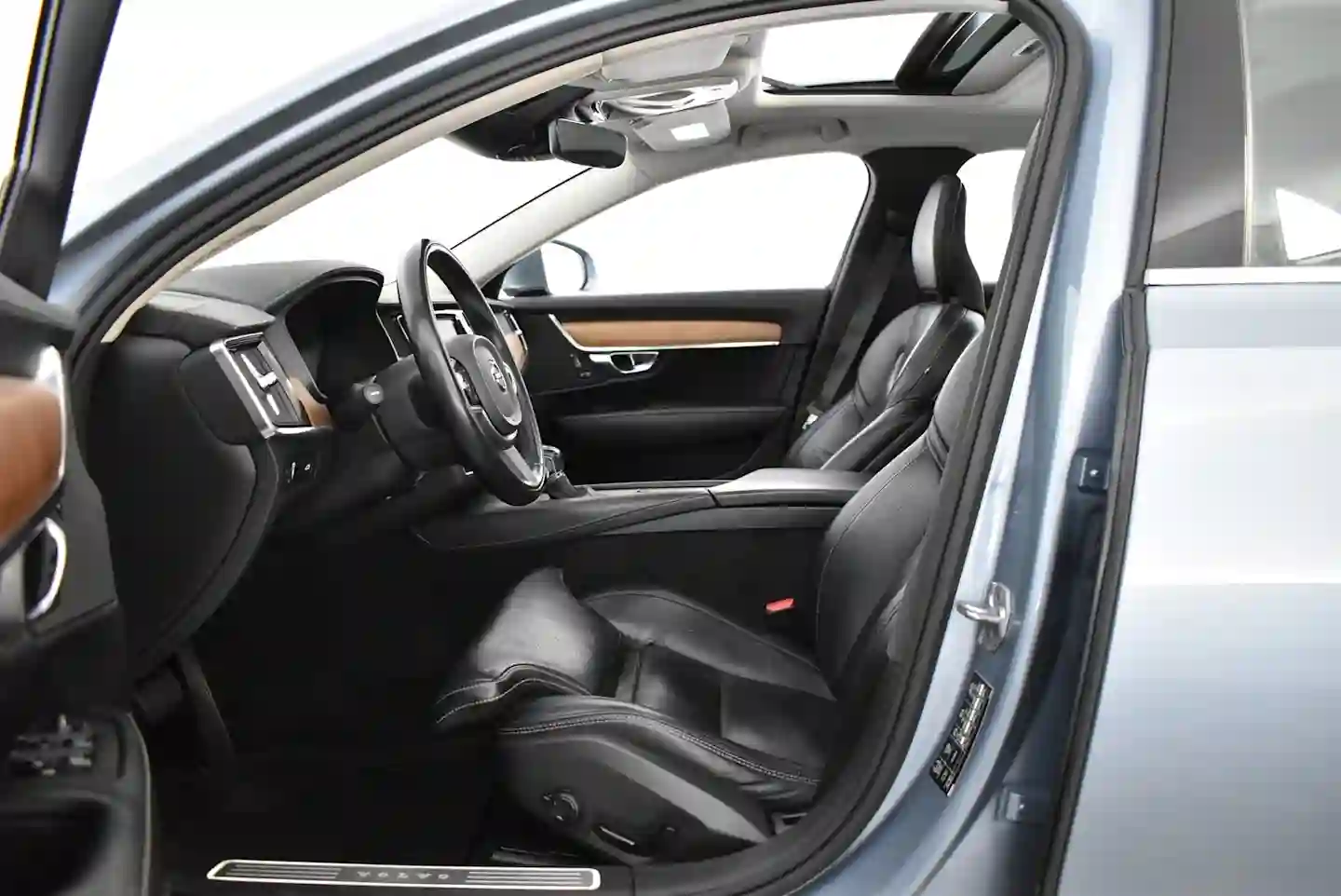 Car Image - 44kxJzRqzvbMQyrDeUxTIZ