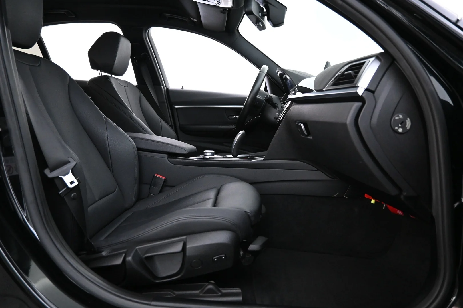 Car Image - 1Hh4QJrGmNWHUKO8SHXXWT