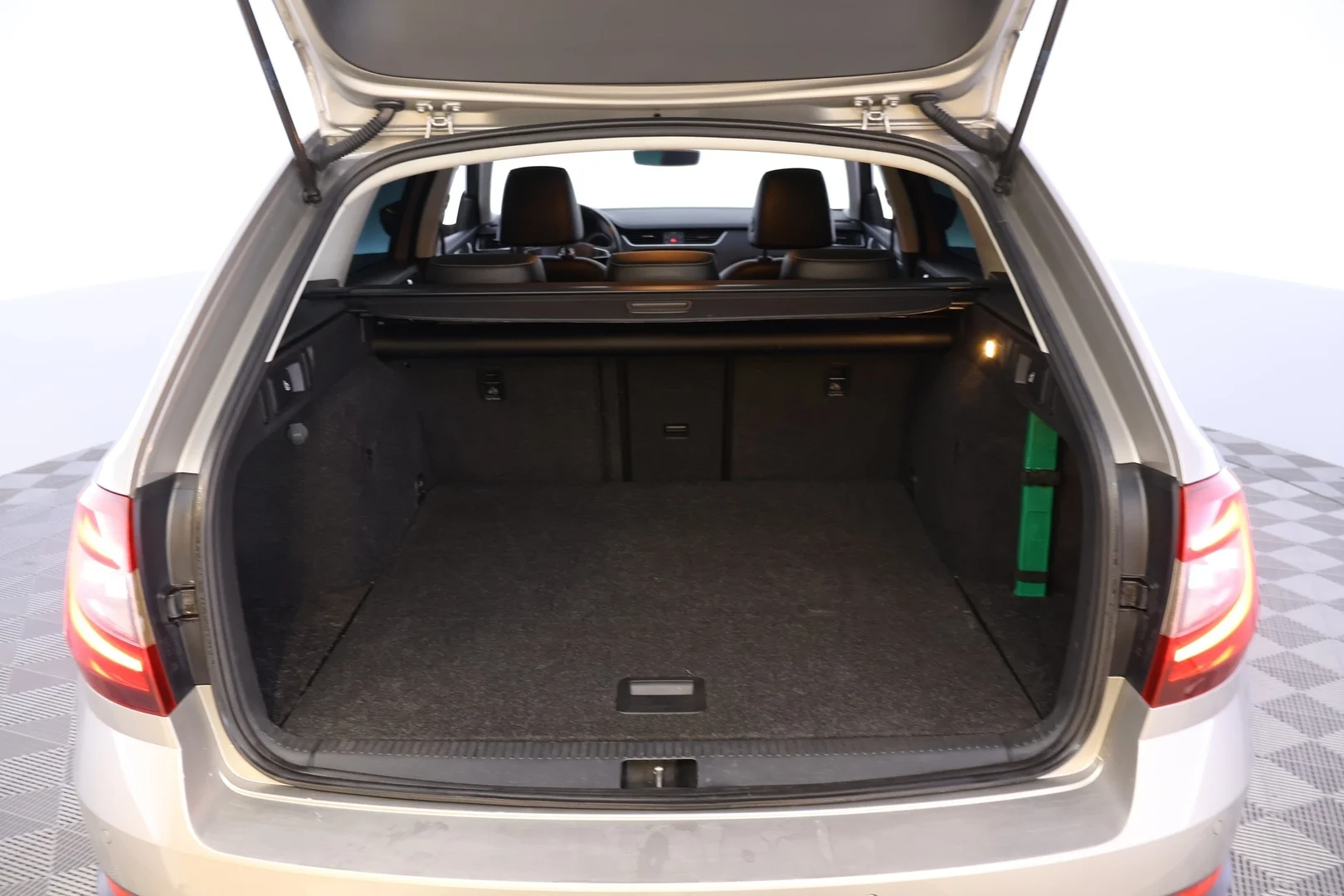 Car Image - 3dkMxoSwl1GNfjNGAokHif