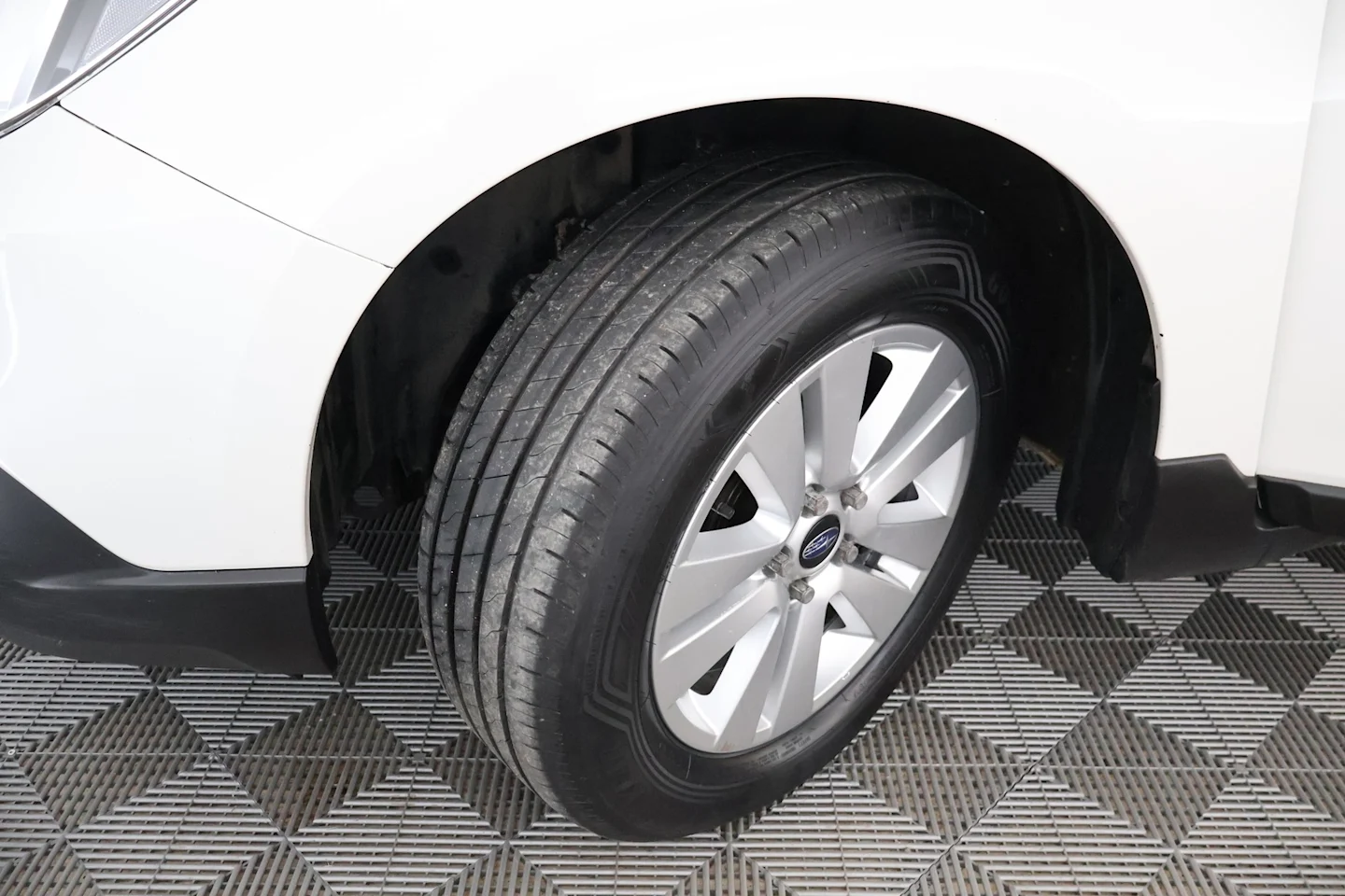 Car Image - 1YqIlmBf19Z0kYmFWwnVRl