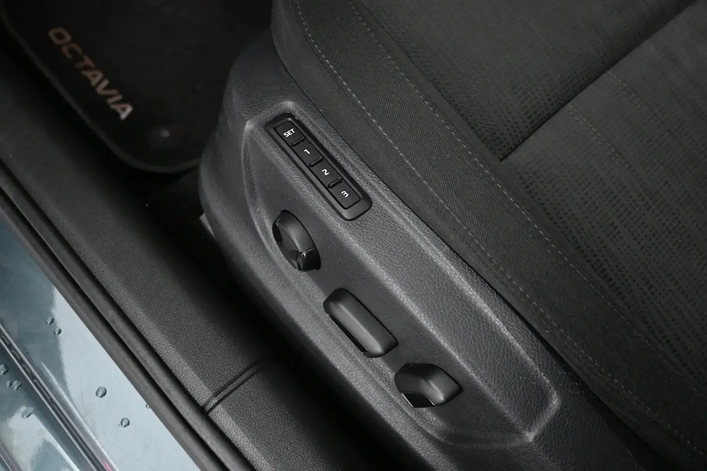 Car Image - 2w1N4dw5wkCBVg90khWsTi