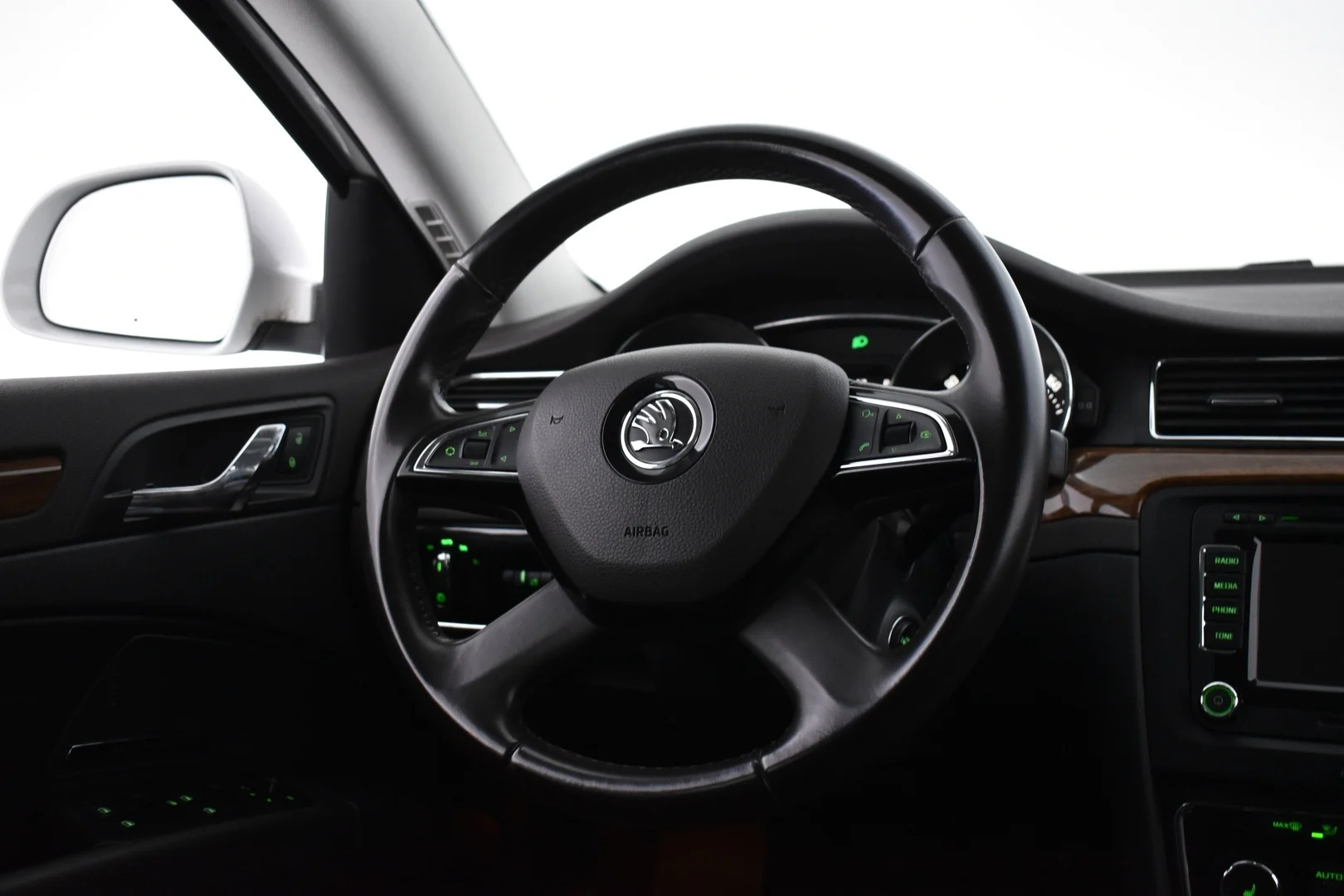Car Image - MS4iWvbiEdivxwB4uEoip