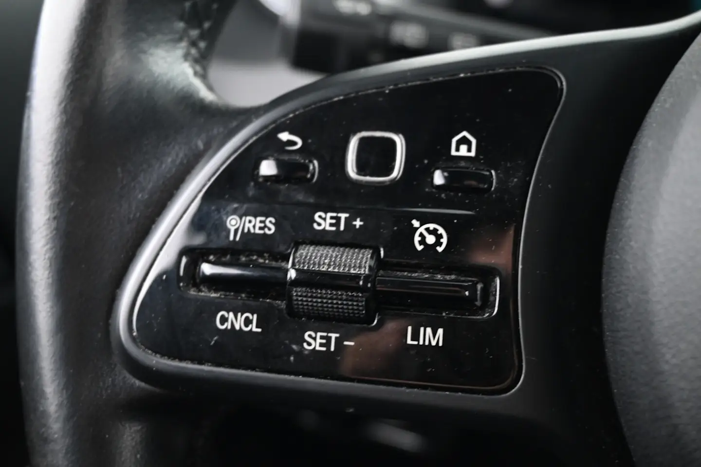 Car Image - 2vpzMU9ji5DsbtIxlaNFxr