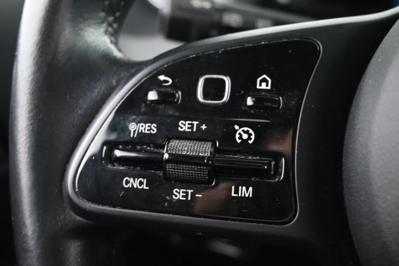 Car Image - 2vpzMU9ji5DsbtIxlaNFxr