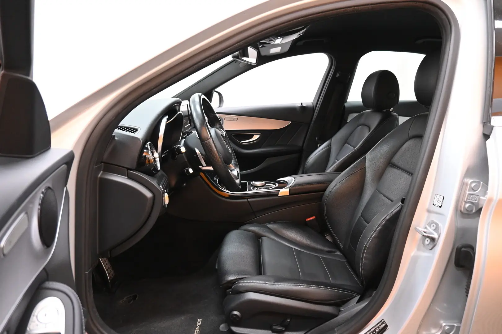 Car Image - 6oa2PnSgcKn8XiIgQU6WJO