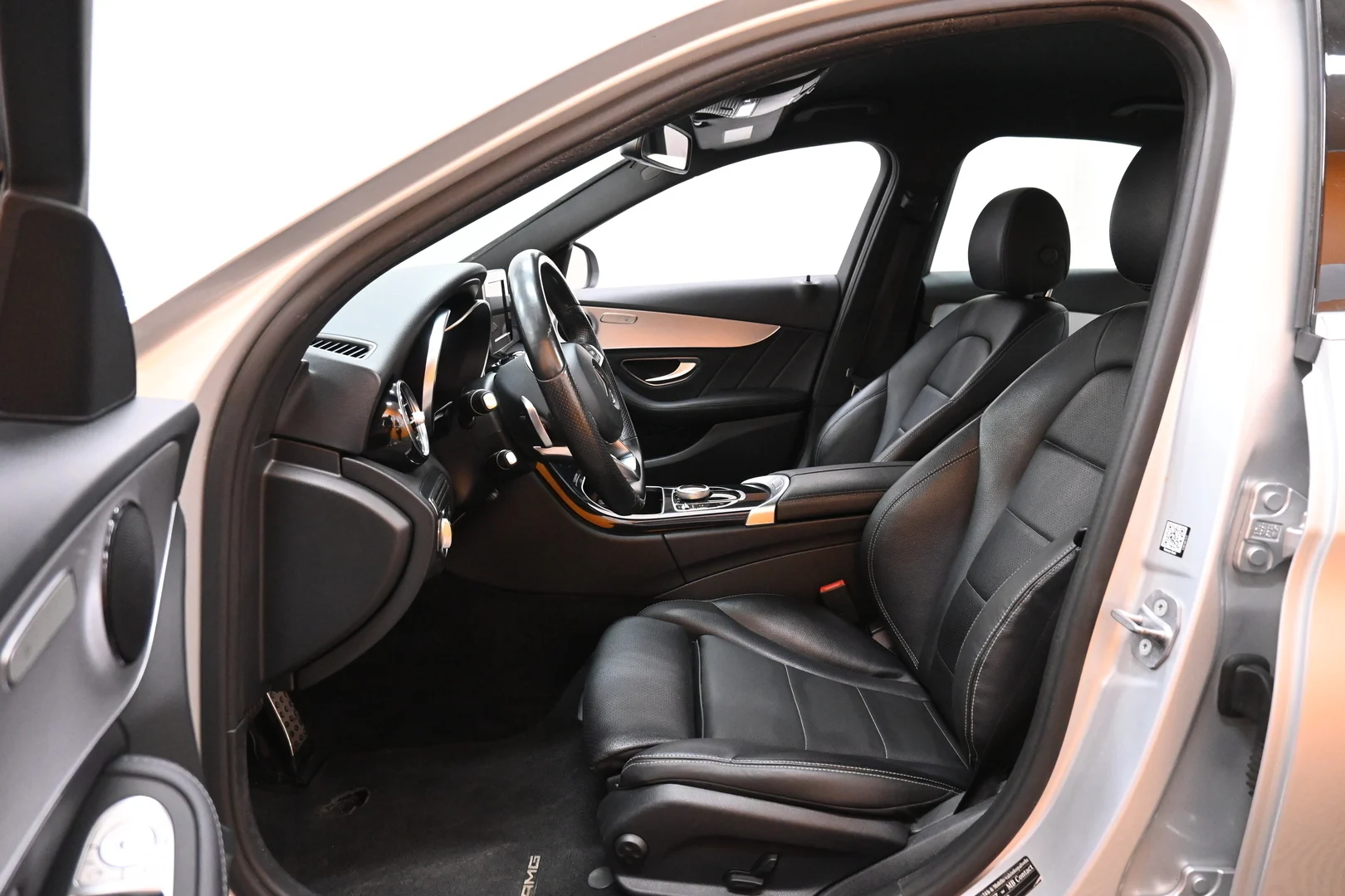 Car Image - 6oa2PnSgcKn8XiIgQU6WJO