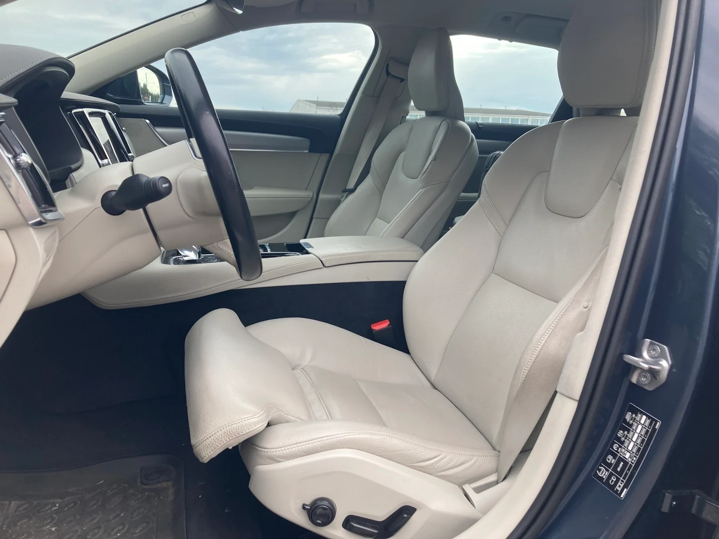 Car Image - 6iL4nPhr9tCnTl8vwLKTCo