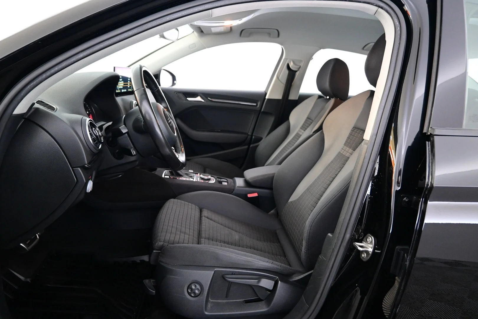 Car Image - 1ZJYws2c5UjGIA5arpfV0