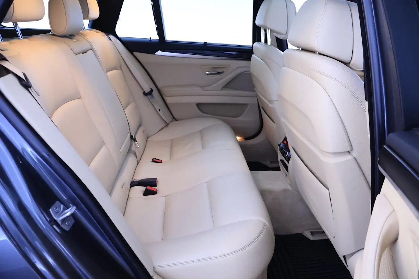 Car Image - 4ADxpjE6s96v1gNDWMPL08