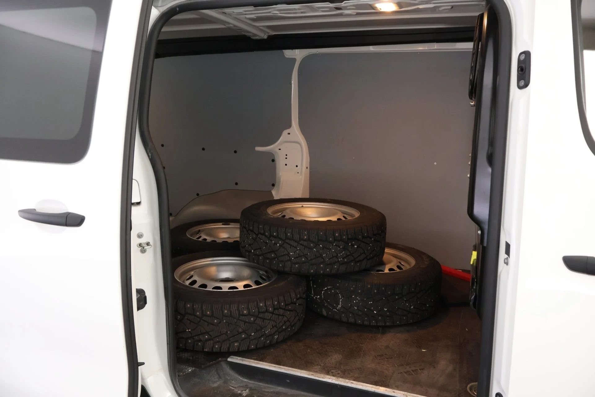 Car Image - 4ypYDqXEJR1HDFZ4JX2Ms5