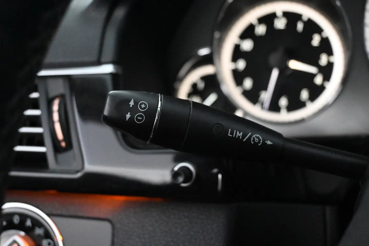 Car Image - 7AS4hl8crxrocmSxdRVA0N