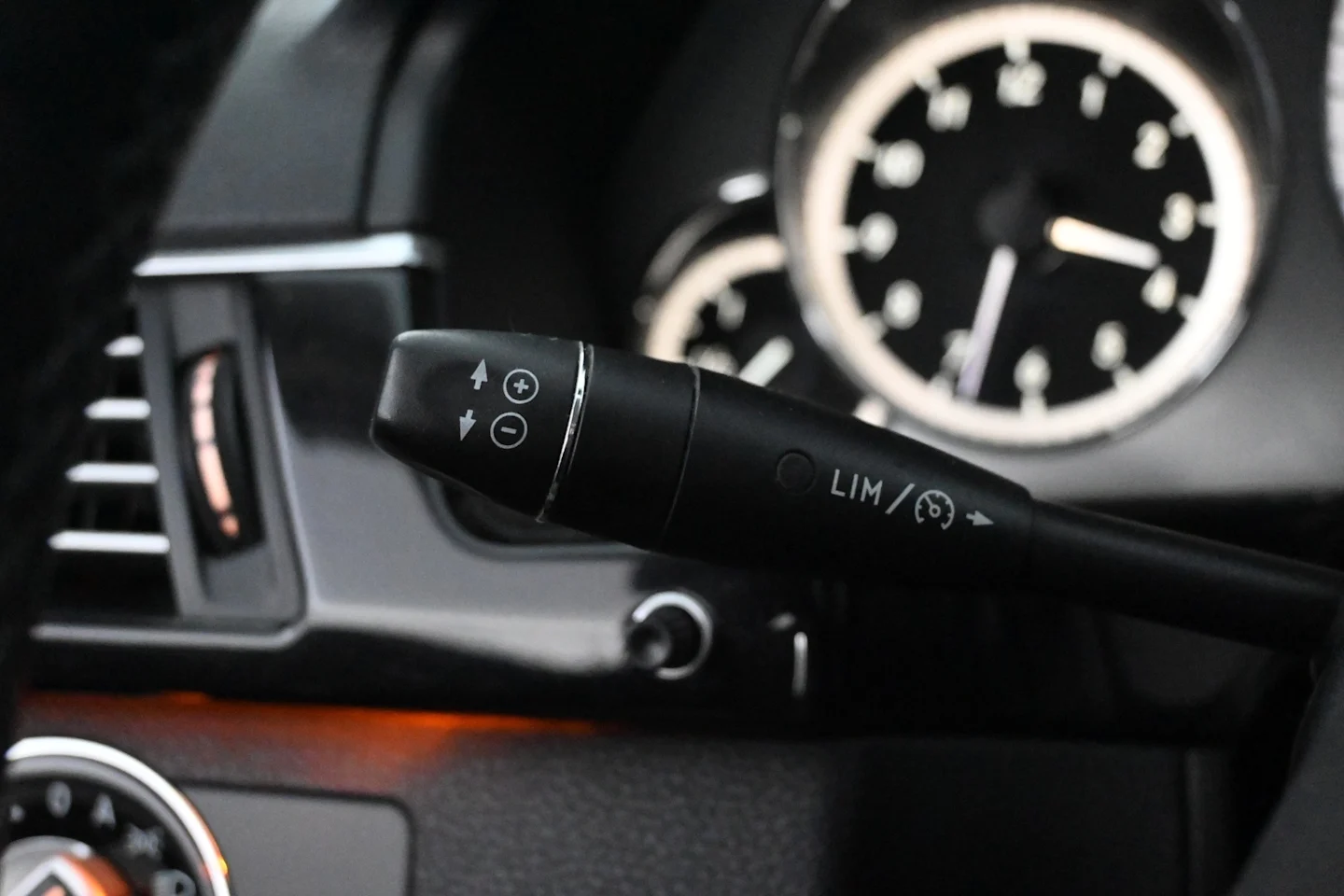 Car Image - 7AS4hl8crxrocmSxdRVA0N