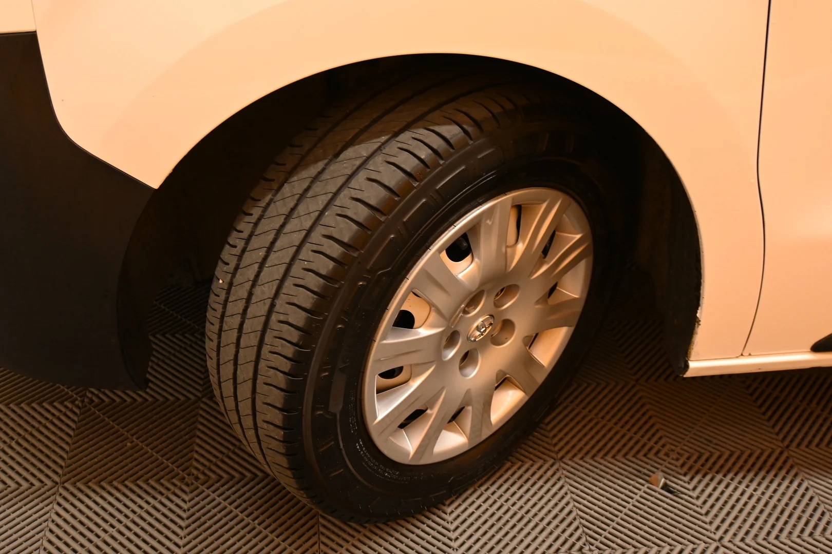 Car Image - 1FWrUbg0W9cN6Qc0TOAOr1