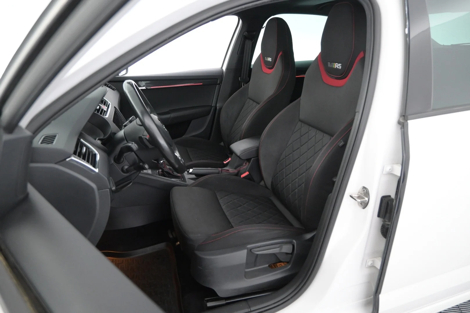 Car Image - 64V3zn5lWc1QItdJFCDJkl
