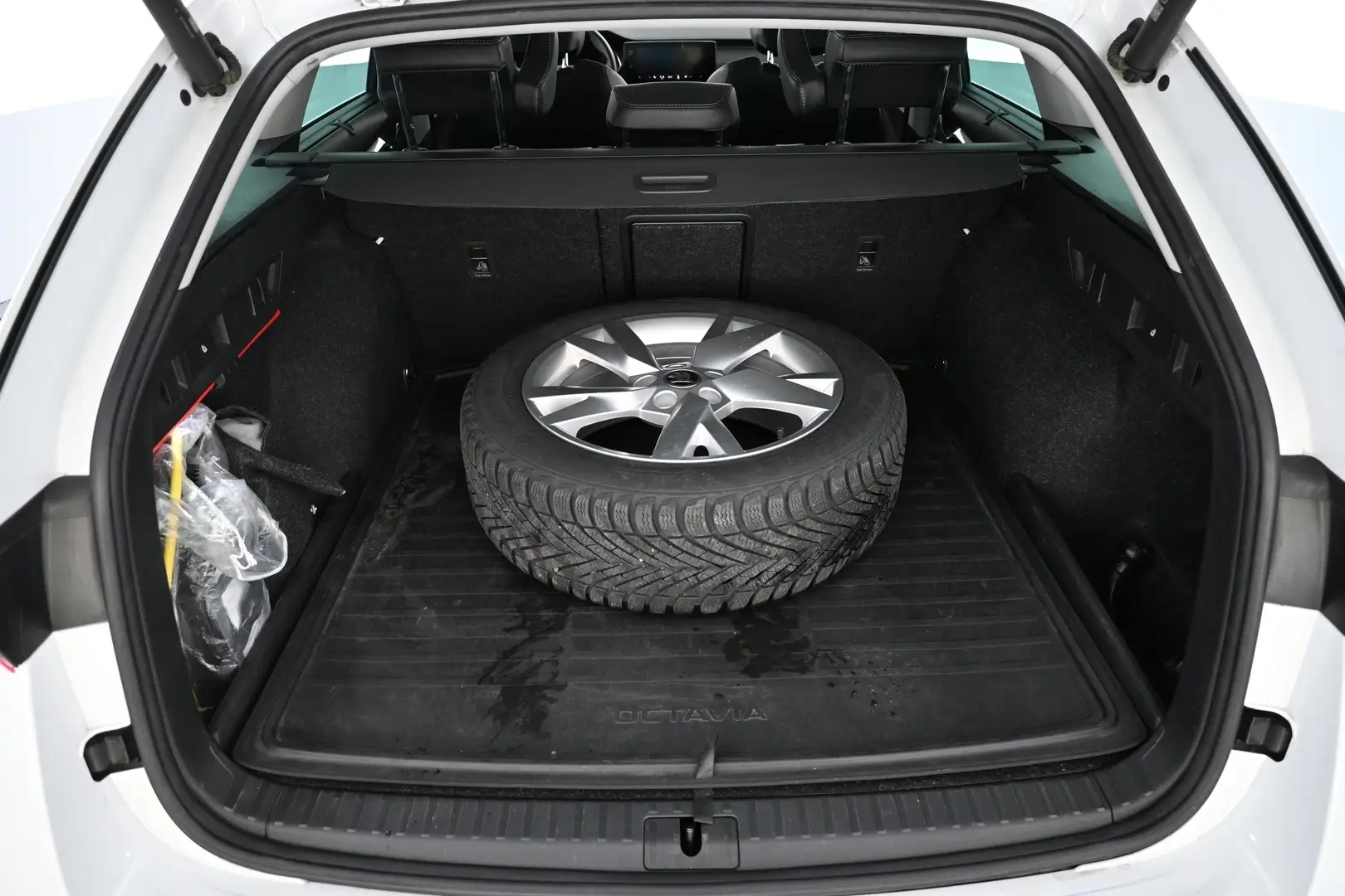 Car Image - Nnej0QBgqaukiV1BwLjWC