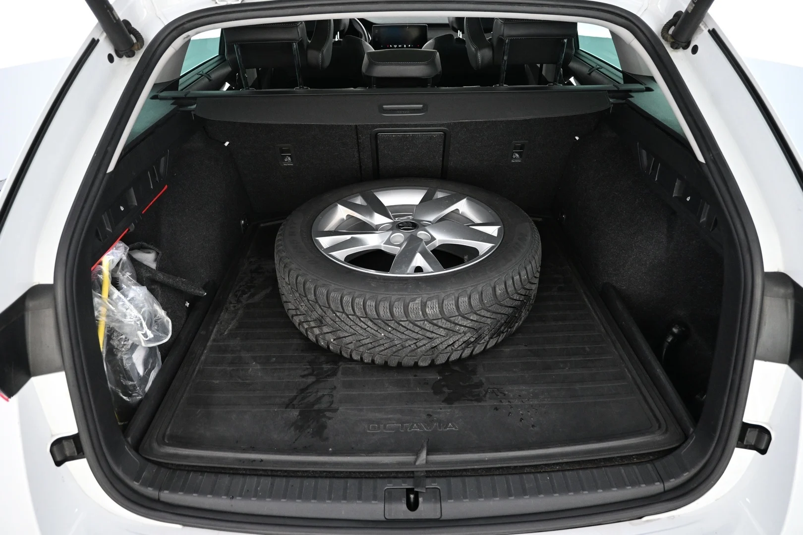 Car Image - Nnej0QBgqaukiV1BwLjWC