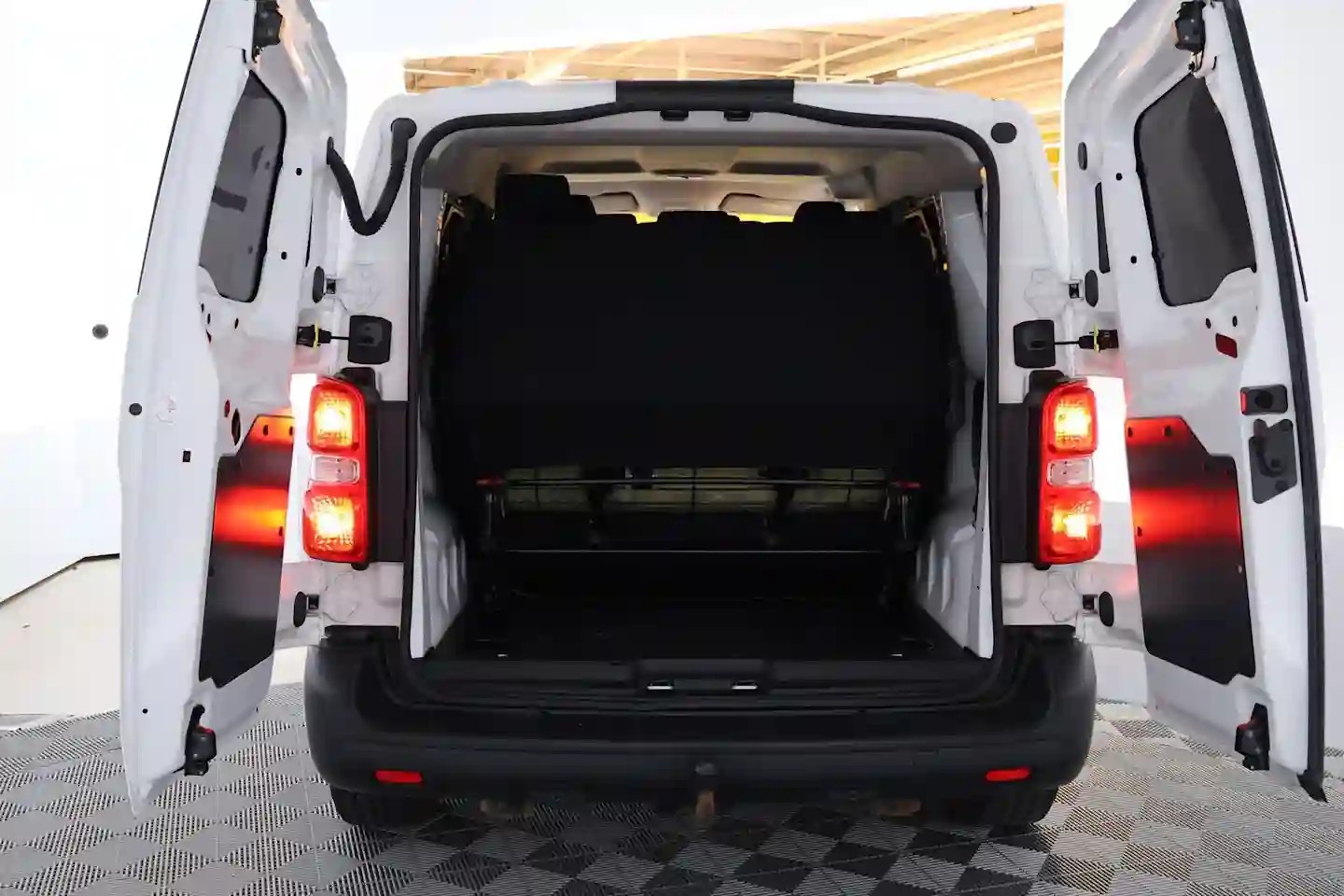 Car Image - 1jWOcEUQr0foGIJOD8Esfb