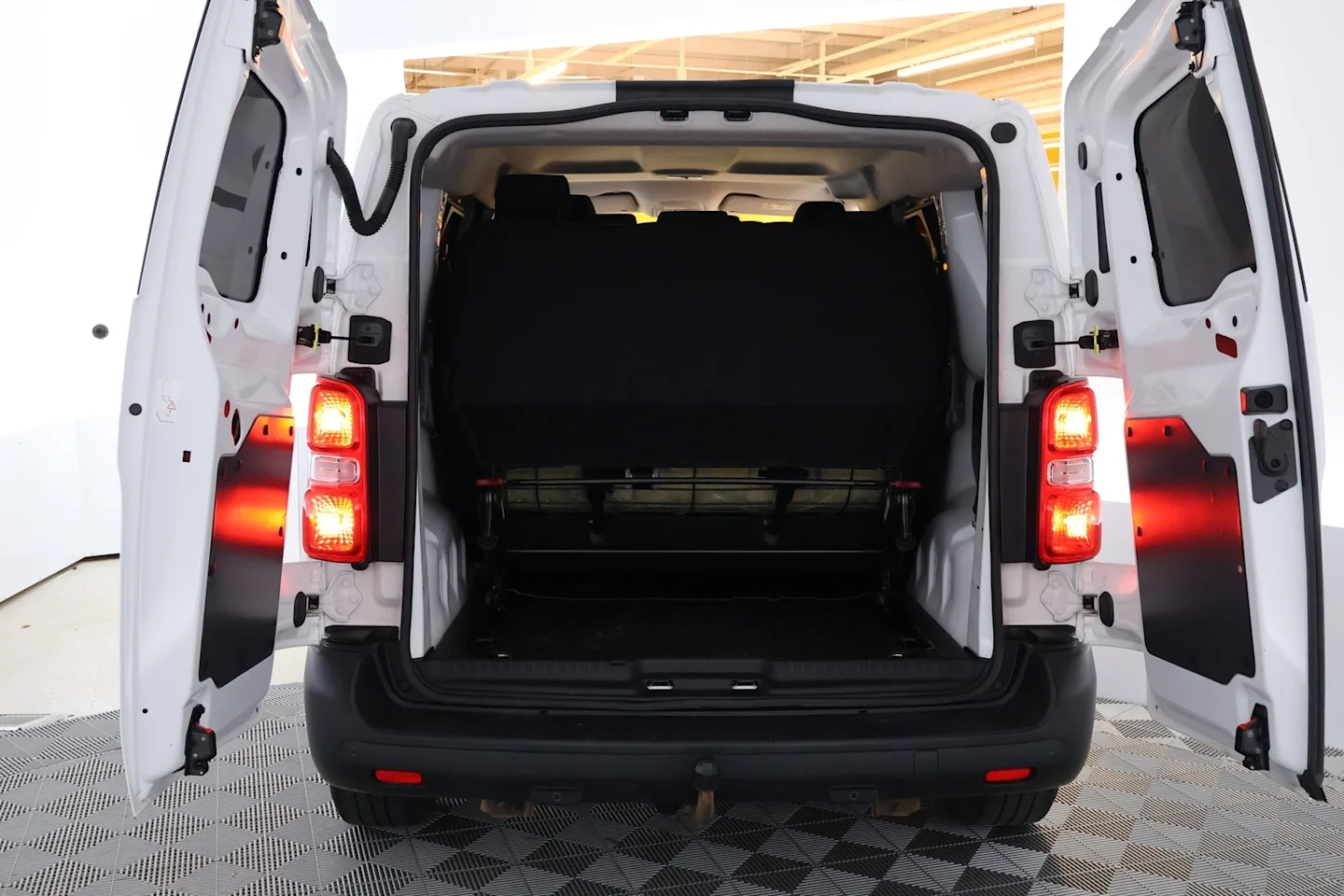 Car Image - 1jWOcEUQr0foGIJOD8Esfb