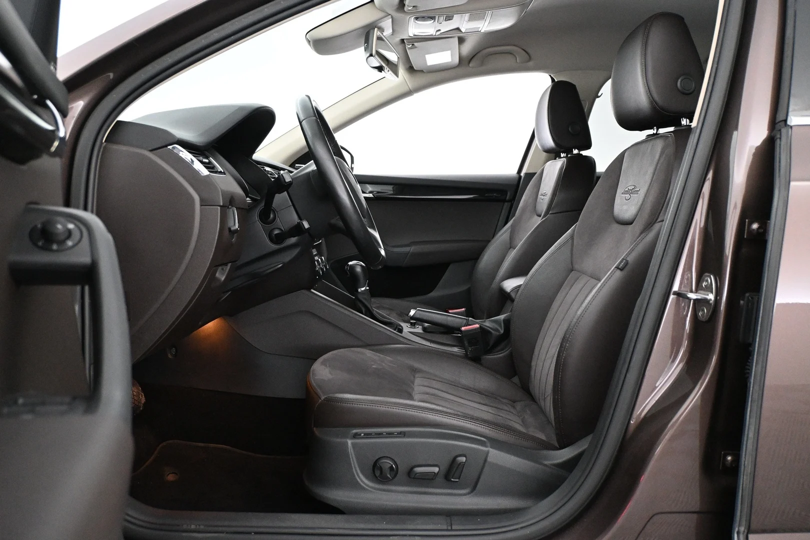 Car Image - 35xFRN5wE2tRrpM05gO0T9