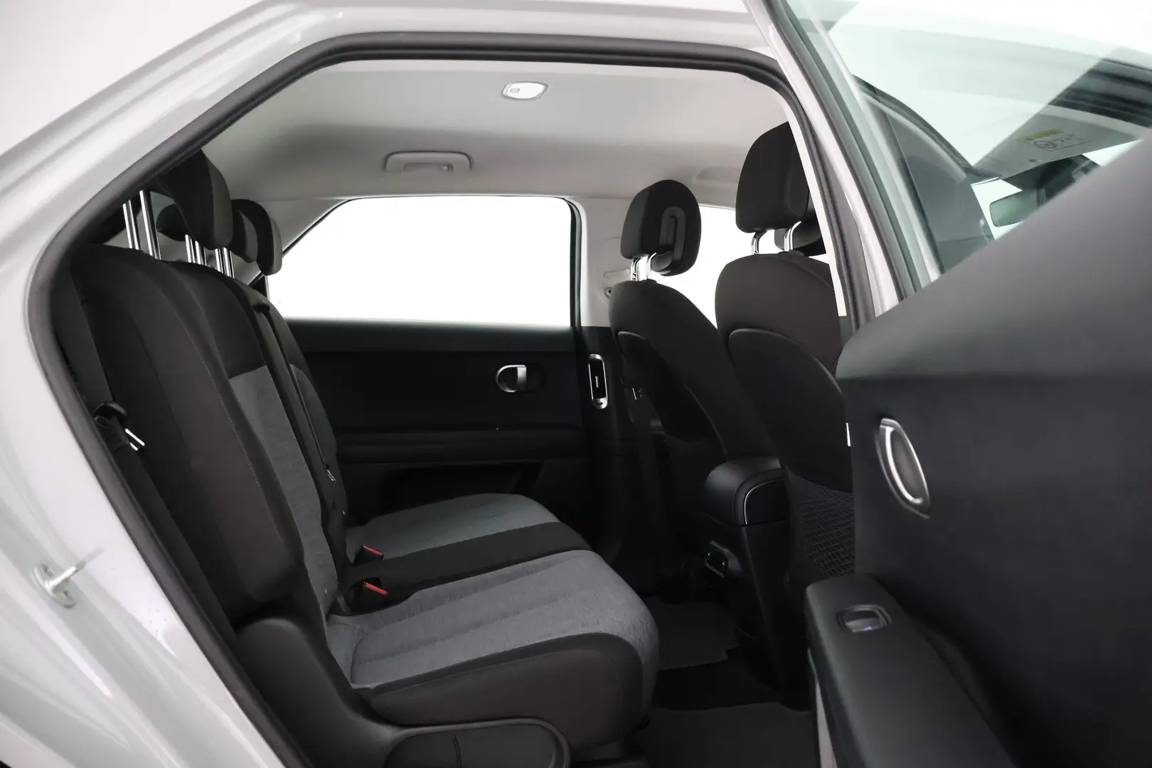 Car Image - 7F1nyAcoVd5ydqUq8I9G6S
