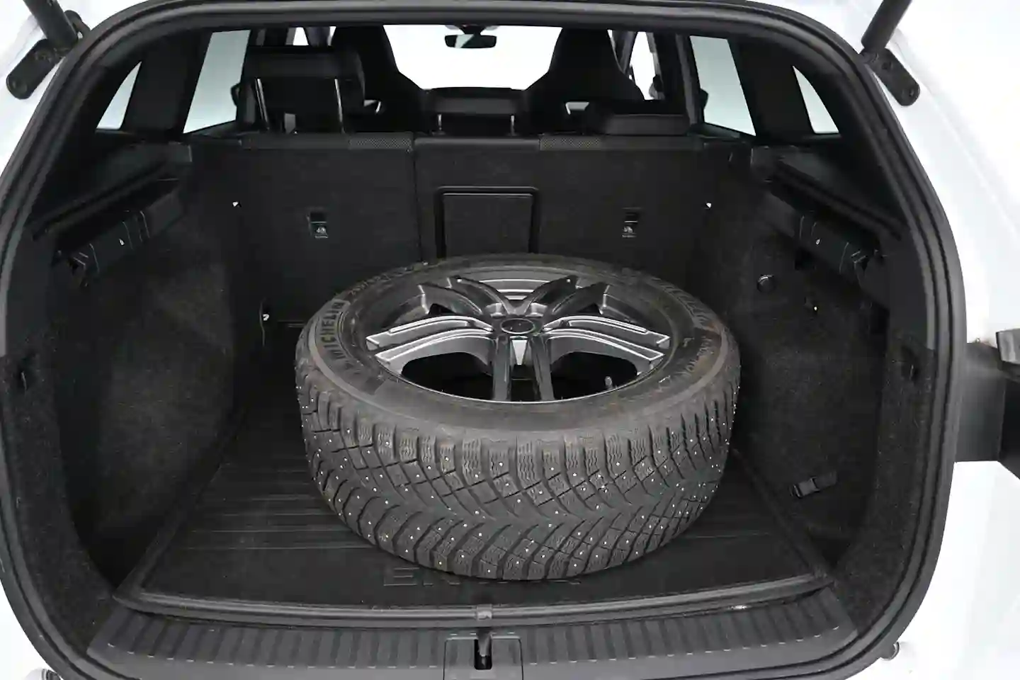 Car Image - 77dD966t9XDbqhCsuBOyLz