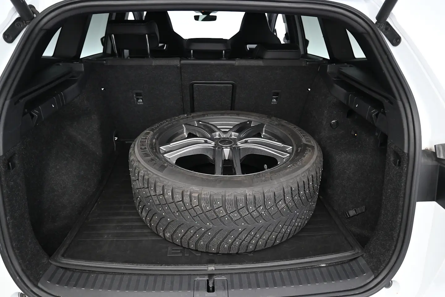 Car Image - 77dD966t9XDbqhCsuBOyLz