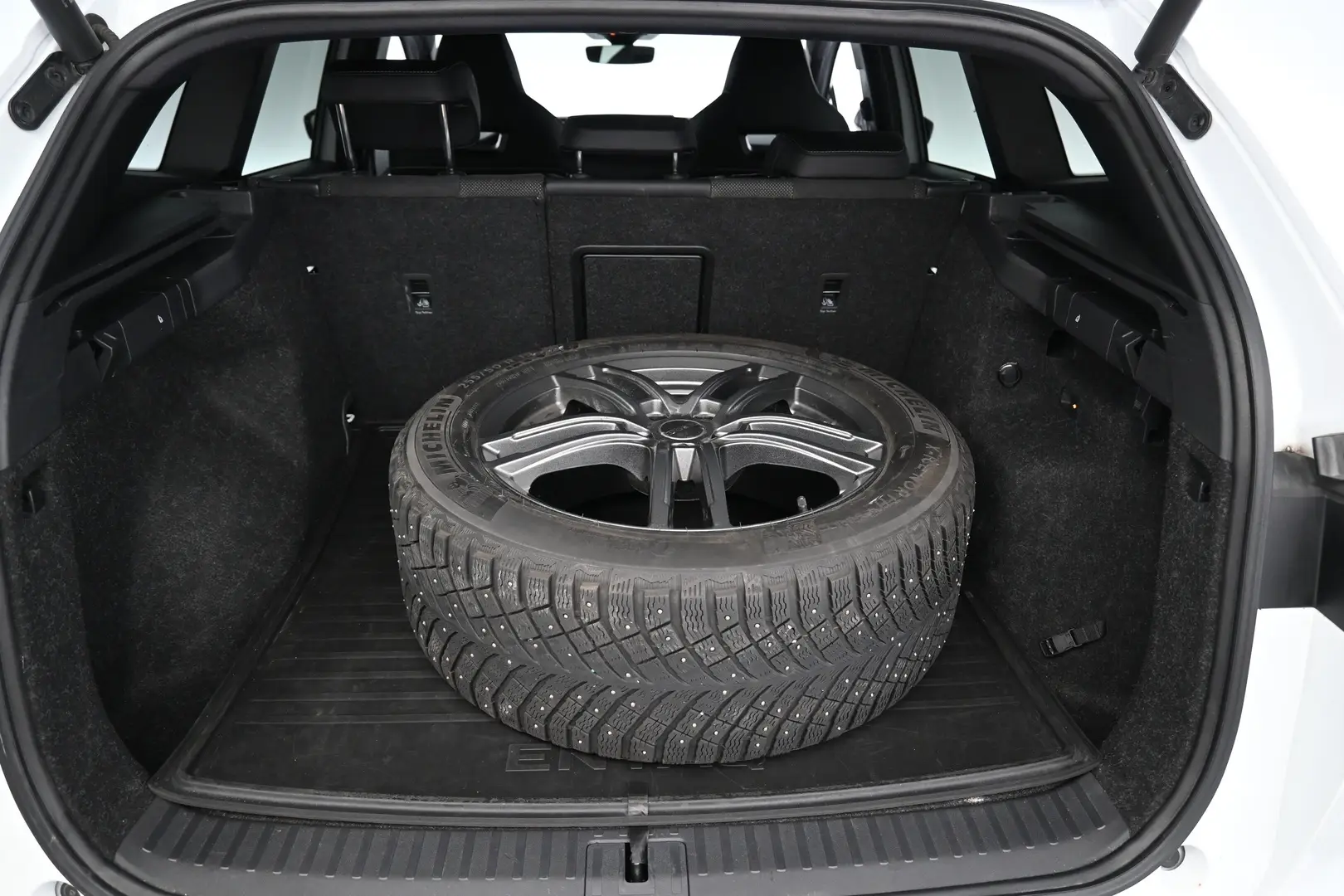 Car Image - 77dD966t9XDbqhCsuBOyLz