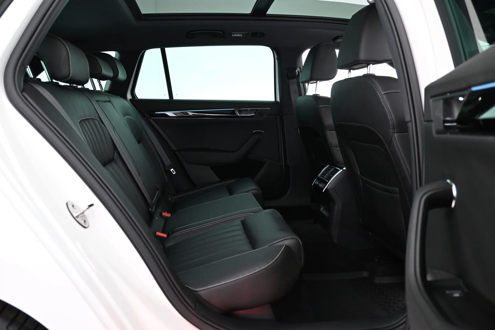 Car Image - 5LAq4zWv7WTL15VcYUyvtL