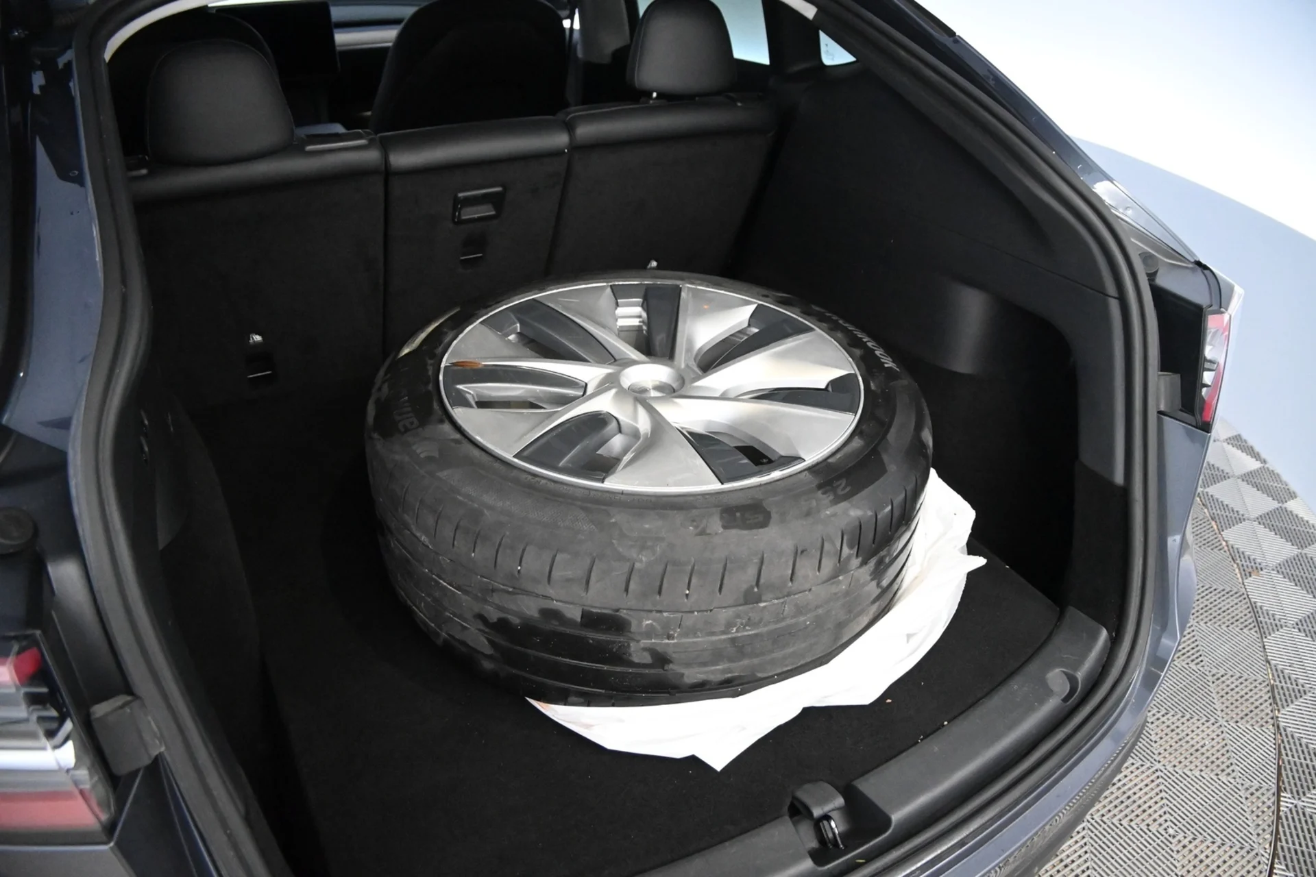 Car Image - 4WX7QM9YNSiOxqeMuRD9uU