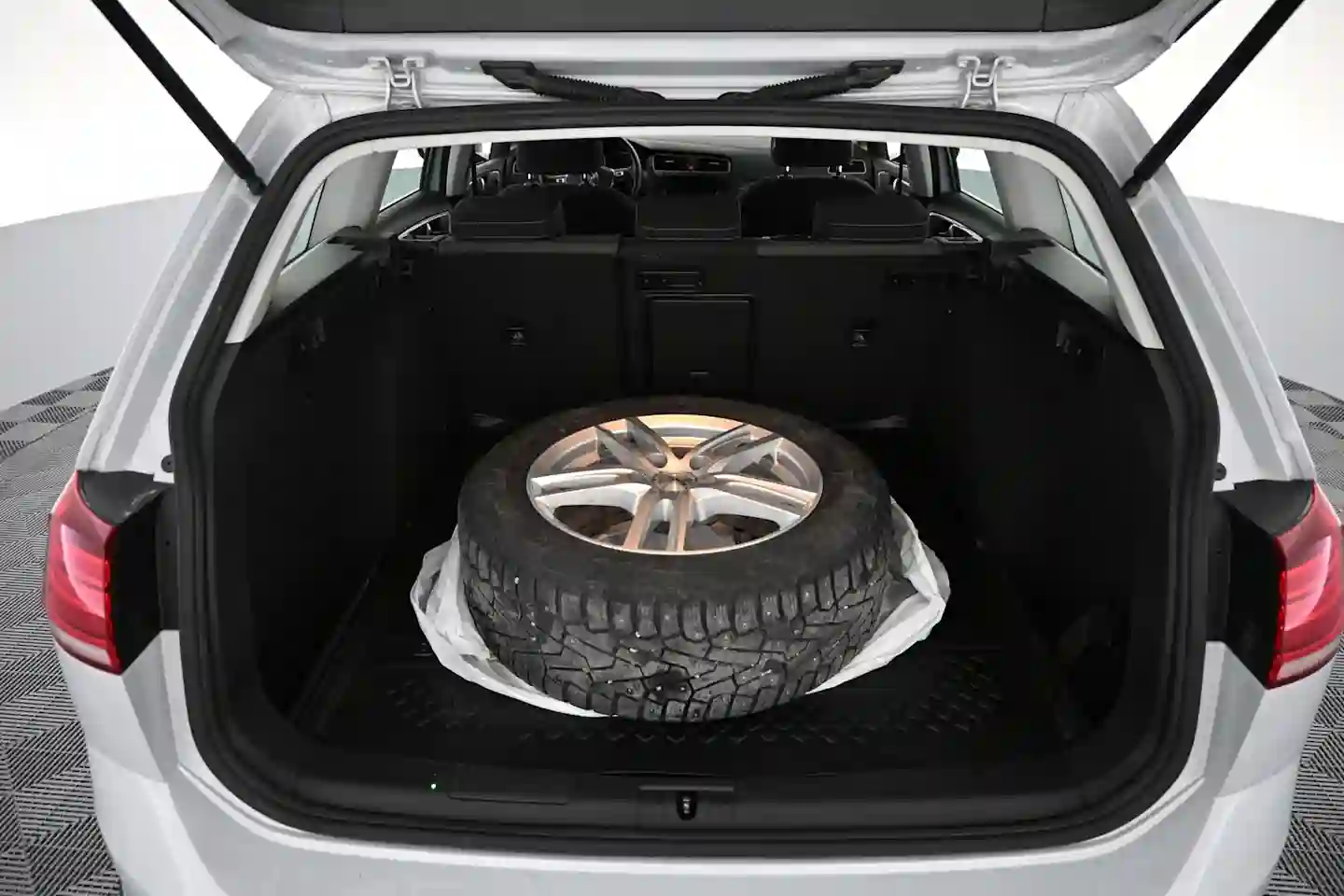 Car Image - 25F1wcQERt45FVvintyCaU