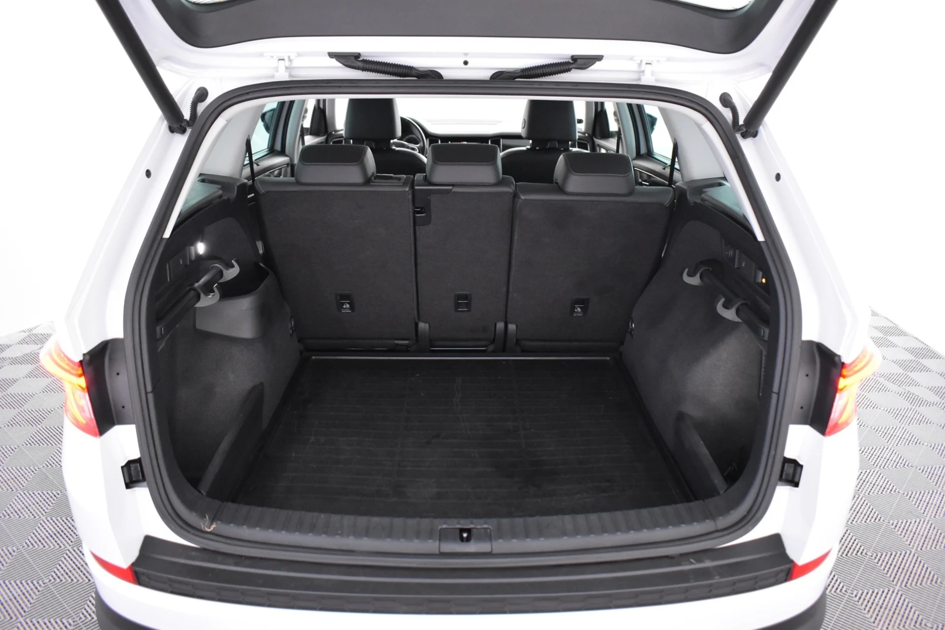 Car Image - 3TjqsmK2iTgtsFdy7QqKOO